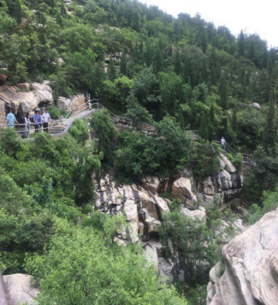 卢崖飞瀑天水间,孩提寻梦正当时 卢崖飞瀑天水间,孩提寻梦正当时