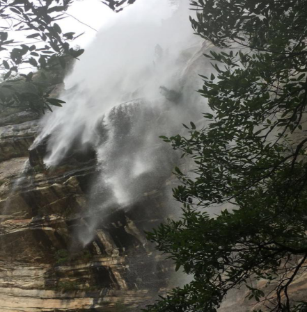 卢崖飞瀑天水间,孩提寻梦正当时 卢崖飞瀑天水间,孩提寻梦正当时