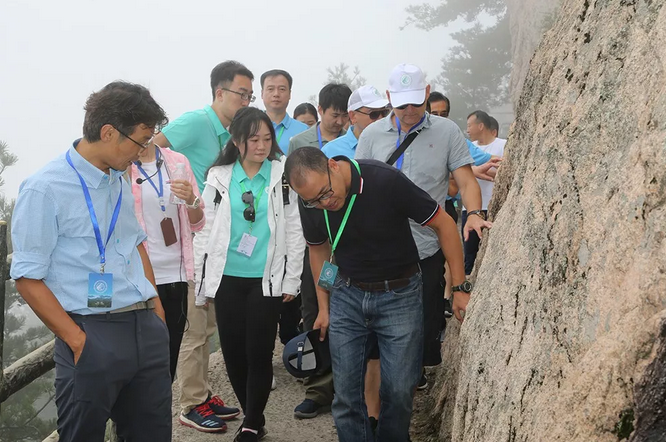 联合国教科文组织专家对伏牛山世界地质公园核心园区老君山进行考察评估
