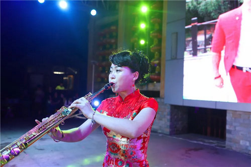 幻夜魔术夜点亮重渡沟 万千游客尽开颜
