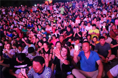 幻夜魔术夜点亮重渡沟 万千游客尽开颜