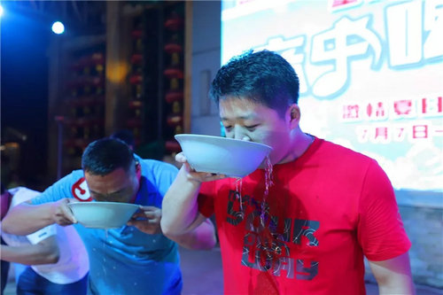 幻夜魔术夜点亮重渡沟 万千游客尽开颜