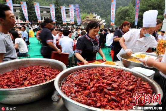 老君山万人龙虾啤酒宴开席，数千人分食2吨重巨无霸“龙虾啤酒拼盘”