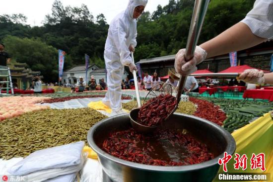 老君山万人龙虾啤酒宴开席，数千人分食2吨重巨无霸“龙虾啤酒拼盘”
