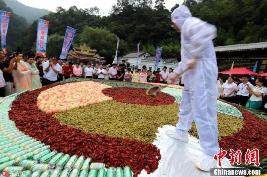 老君山万人龙虾啤酒宴开席，数千人分食2吨重巨无霸“龙虾啤酒拼盘”
