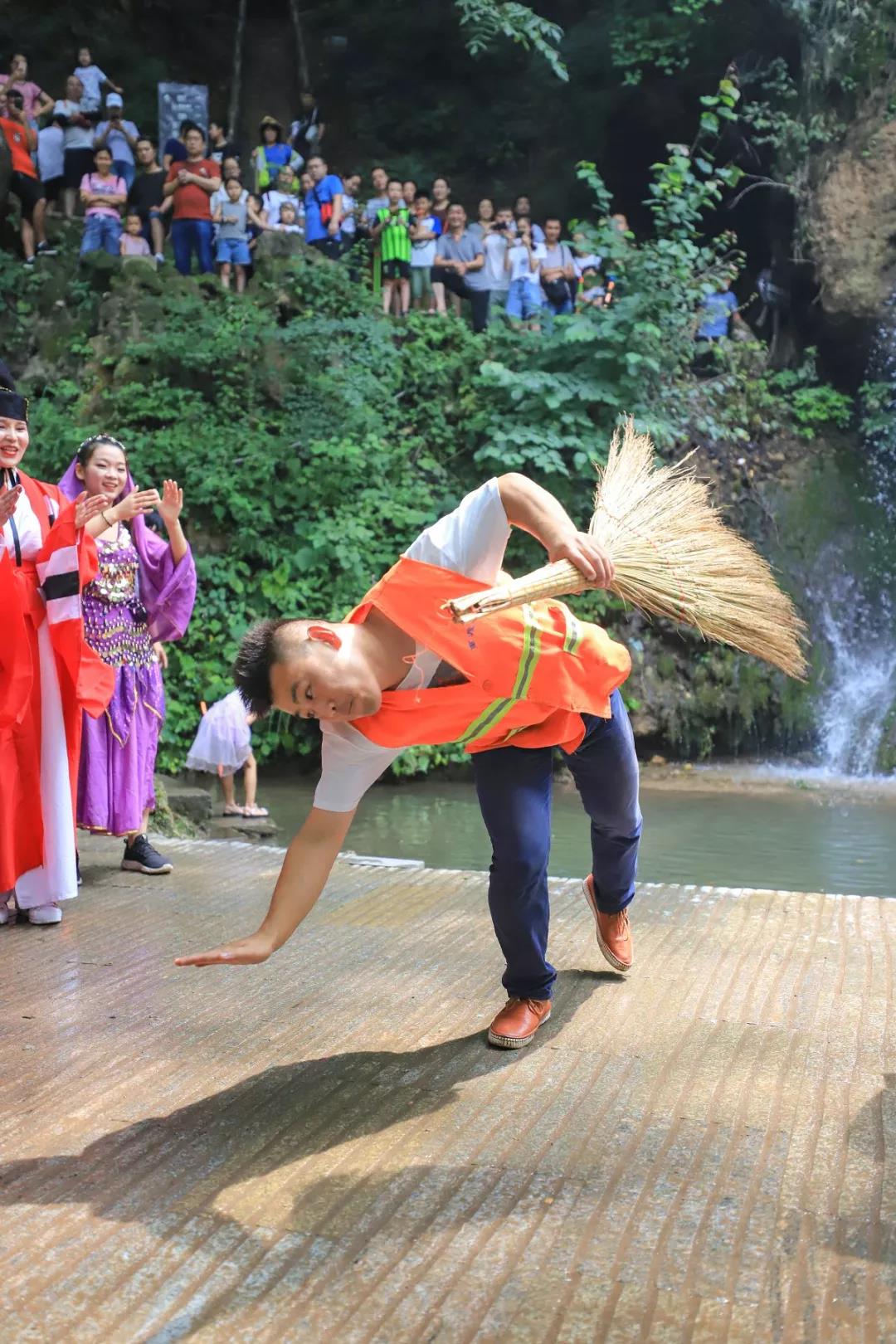 快闪！影视明星大咖惊现重渡沟 全民狂欢秒变摇摆海洋