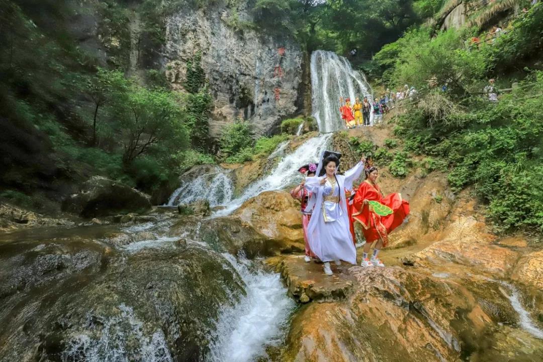 快闪！影视明星大咖惊现重渡沟 全民狂欢秒变摇摆海洋