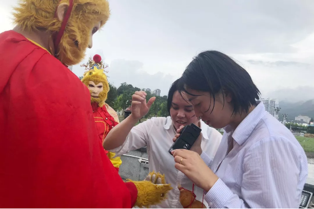 鸡冠洞:高速免费期间让人感动的瞬间！