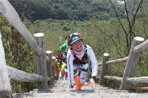 2018年中国云台山九九国际登山挑战赛激情开赛