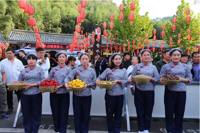 河南数名妙龄村姑端出“丰收大餐”万斤秋果免费送欢庆丰收节