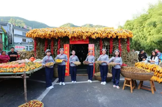 河南数名妙龄村姑端出“丰收大餐”万斤秋果免费送欢庆丰收节