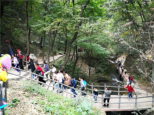 重渡沟景区：初冬醉山野 群游登高山