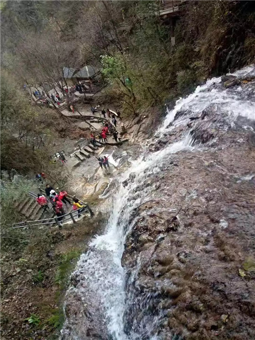重渡沟景区：初冬醉山野 群游登高山