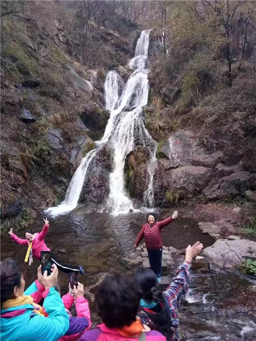 重渡沟景区：初冬醉山野 群游登高山