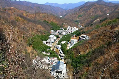 重渡沟景区：初冬醉山野 群游登高山
