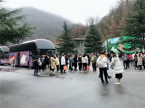 重渡沟景区：初冬醉山野 群游登高山
