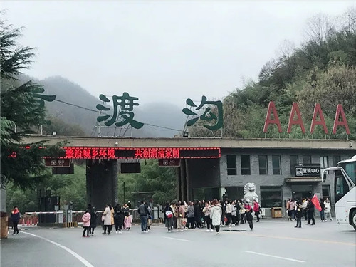 重渡沟景区：初冬醉山野 群游登高山