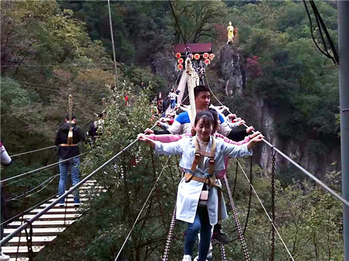 重渡沟景区：初冬醉山野 群游登高山