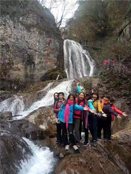 重渡沟景区：初冬醉山野 群游登高山