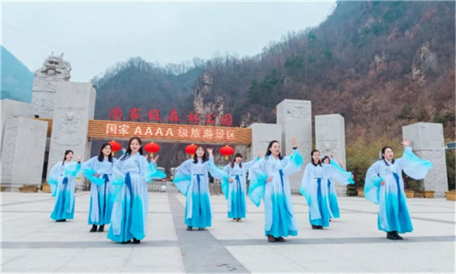 登高峰迎新年 龙峪湾景区推出三天免门票活动