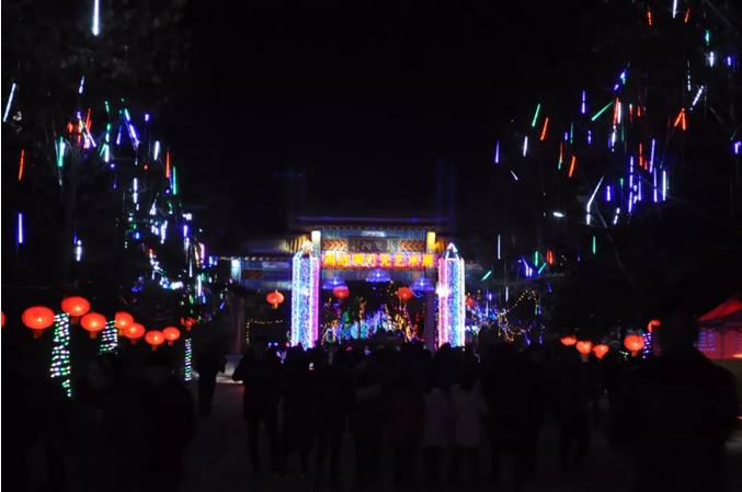 滑雪寻俗泡温泉，鸡冠洞里过大年