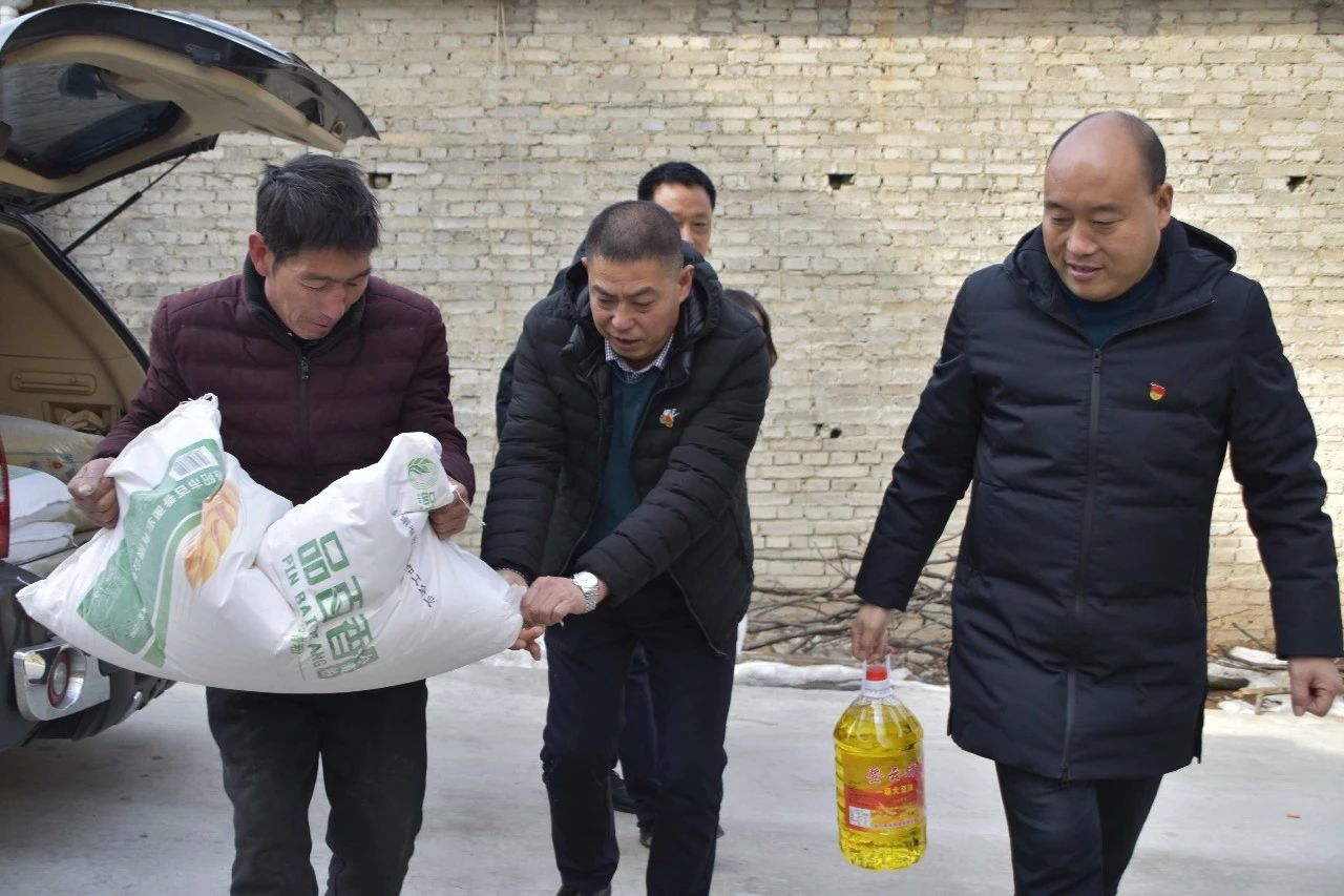 创新主题党日+活动形式 走访慰问暖人心