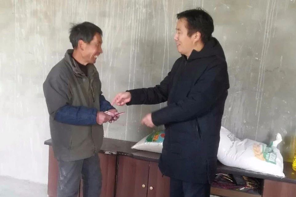 创新主题党日+活动形式 走访慰问暖人心