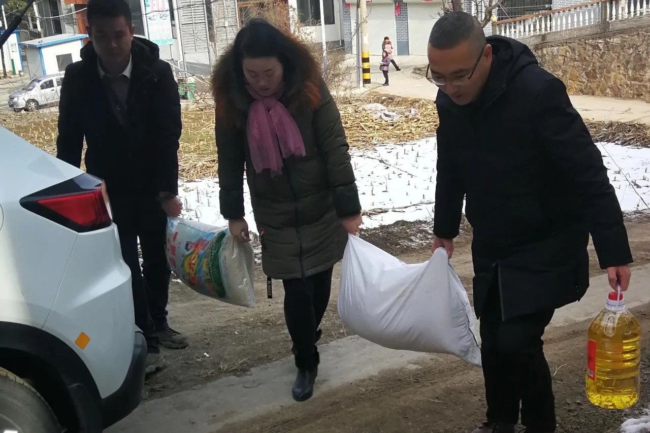 创新主题党日+活动形式 走访慰问暖人心