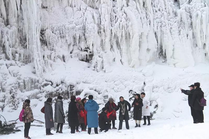 爬山、玩雪、坐索道……趁着天气好，来轿顶山撒欢吧！