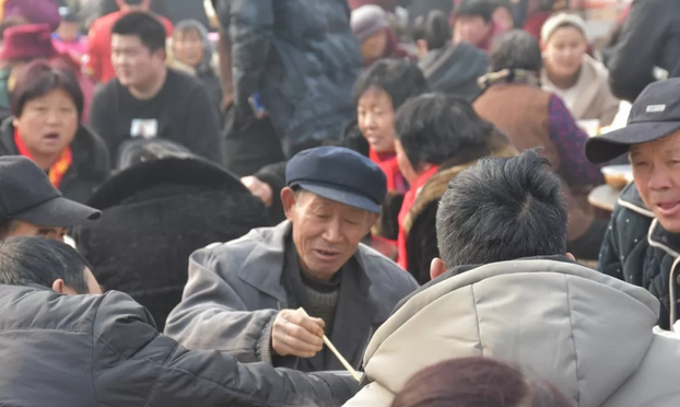 热点｜逛古庙会，万人同吃一锅饭啦！