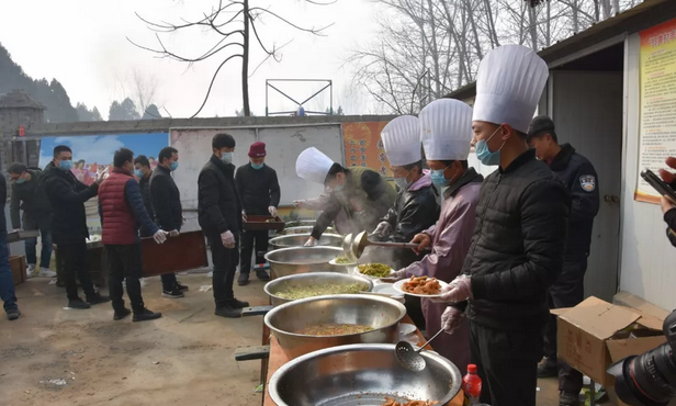 热点｜逛古庙会，万人同吃一锅饭啦！