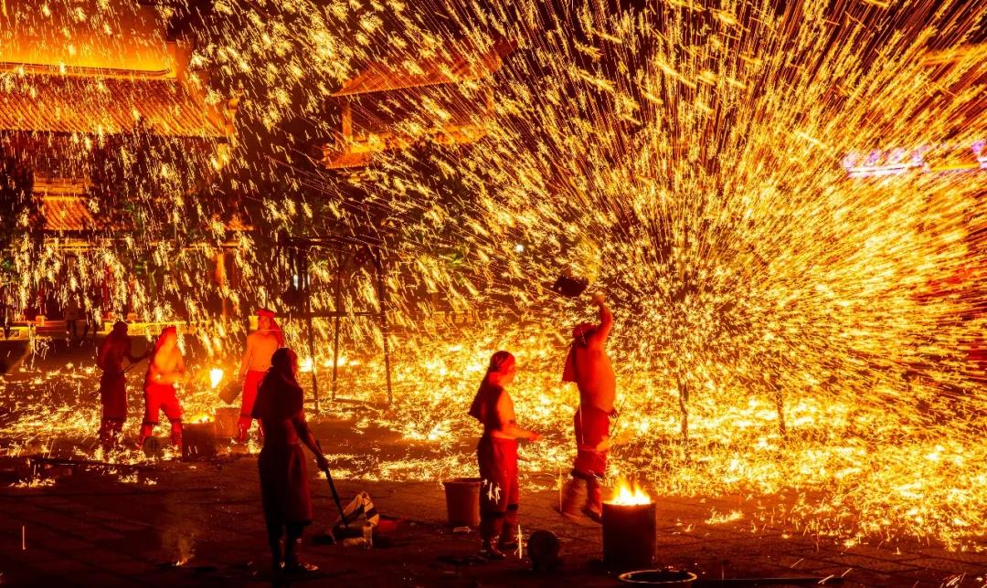 精彩继续：台儿庄古城花灯会亮灯至三月底，火龙钢花持续至3月10日