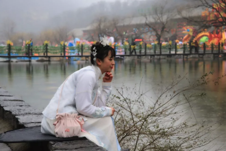 各地汉服同袍涌入云台山 盛装华服仙气十足