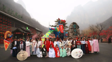 各地汉服同袍涌入云台山 盛装华服仙气十足