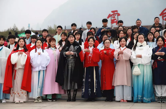各地汉服同袍涌入云台山 盛装华服仙气十足