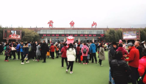 各地汉服同袍涌入云台山 盛装华服仙气十足