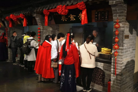 各地汉服同袍涌入云台山 盛装华服仙气十足