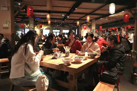 各地汉服同袍涌入云台山 盛装华服仙气十足