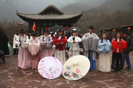 各地汉服同袍涌入云台山 盛装华服仙气十足
