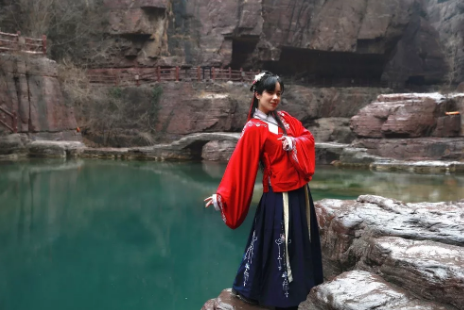 各地汉服同袍涌入云台山 盛装华服仙气十足