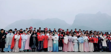 各地汉服同袍涌入云台山 盛装华服仙气十足