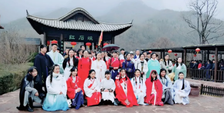 各地汉服同袍涌入云台山 盛装华服仙气十足