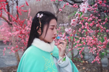 各地汉服同袍涌入云台山 盛装华服仙气十足