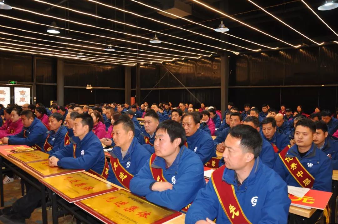 今天，让标兵坐前排！