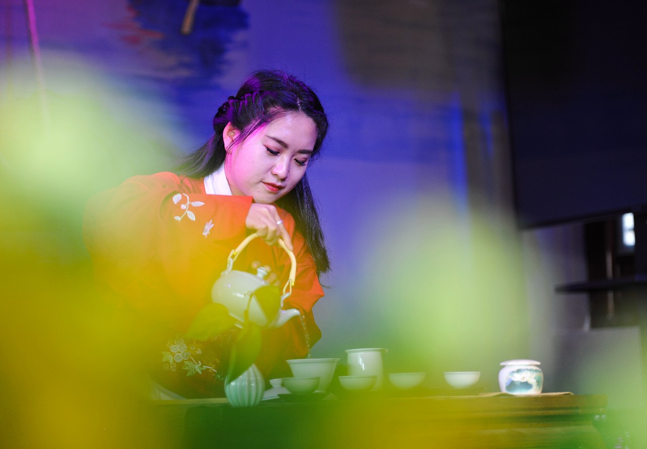 来台儿庄古城船妹子休闲吧，感受“船妹子”特色文化