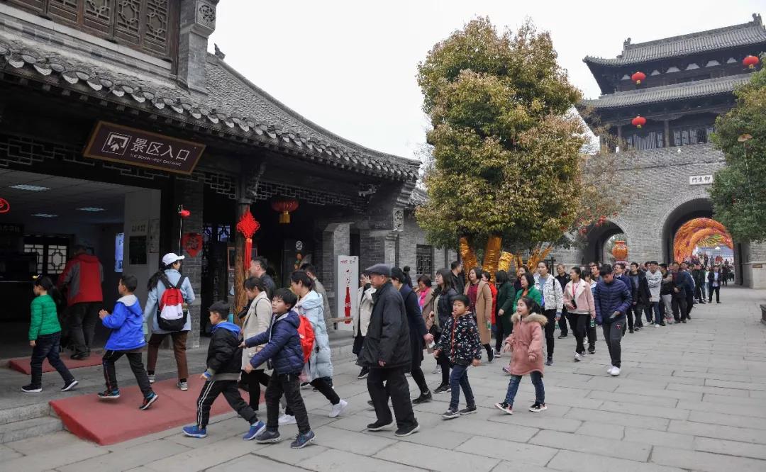 春暖花开，踏青赏花，台儿庄古城迎来初春旅行小高峰