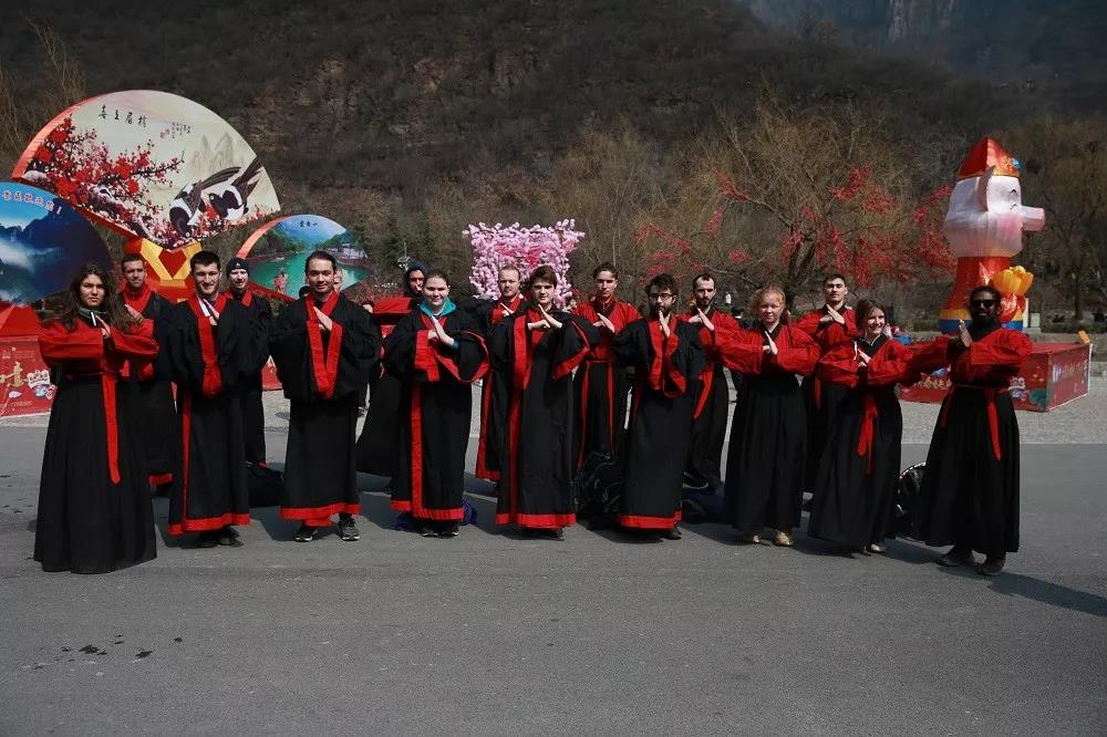 云台山惊艳世界！让外国友人爱上中国汉服！