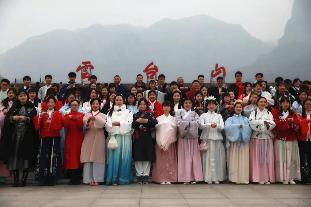 云台山惊艳世界！让外国友人爱上中国汉服！