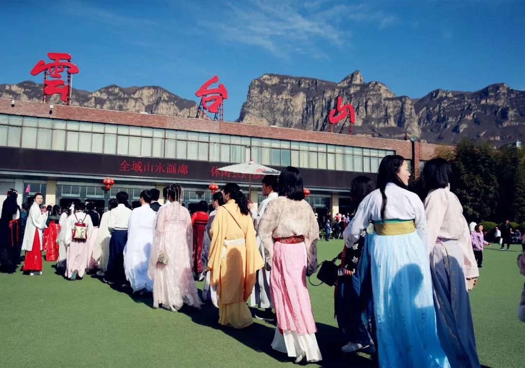 云台山惊艳世界！让外国友人爱上中国汉服！