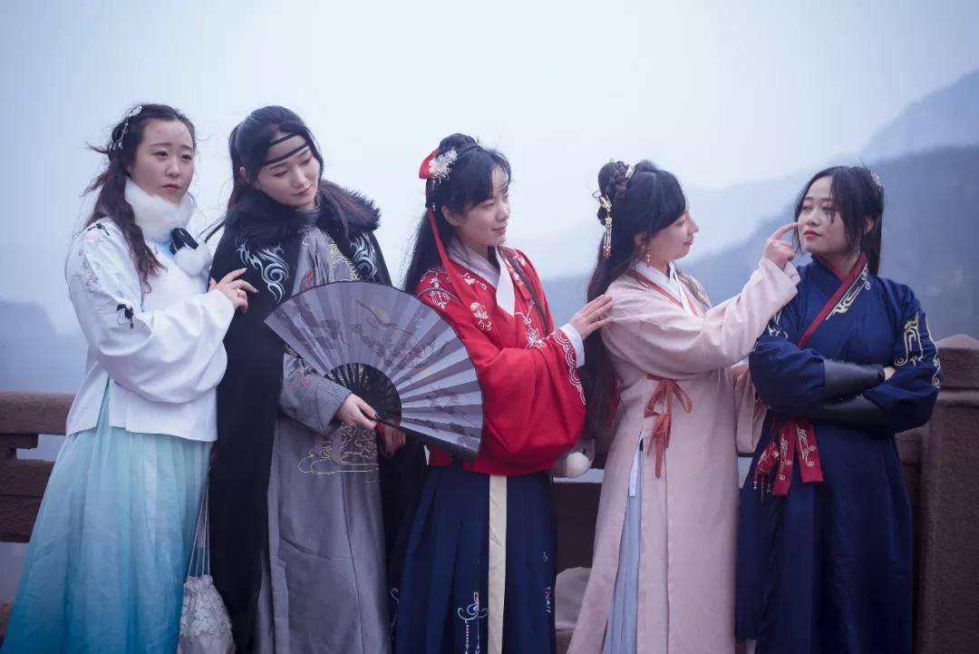 云台山惊艳世界！让外国友人爱上中国汉服！